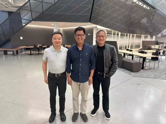 小鹏汽车何小鹏与英伟达黄仁勋合影透露两家公司合作