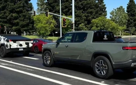 特斯拉Cybertruck被发现在Rivian R1T旁边进行尺寸比较