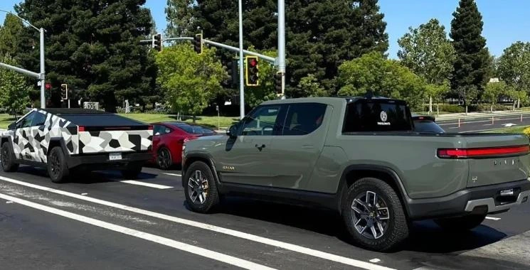 特斯拉Cybertruck被发现在Rivian R1T旁边进行尺寸比较