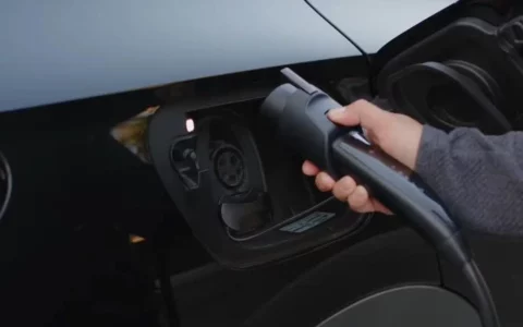 特斯拉推出新的通用墙壁连接器