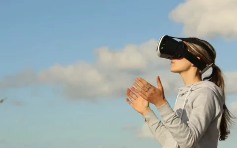 苹果Vision Pro头显新专利曝光  用液态透镜解决眼镜夹片痛点
