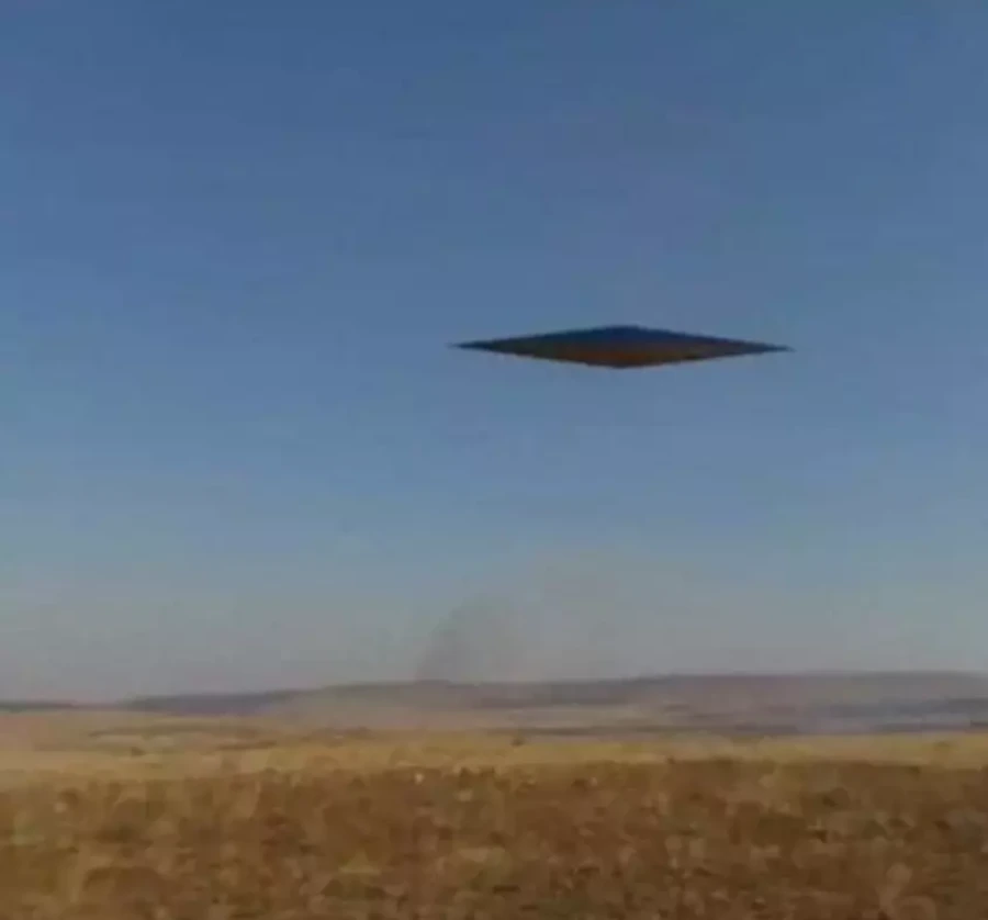 阿根廷上空出现箭形UFO 可在空中90度自由旋转