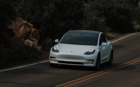 特斯拉新款 Model 3即将发布  将于今年下半年交付