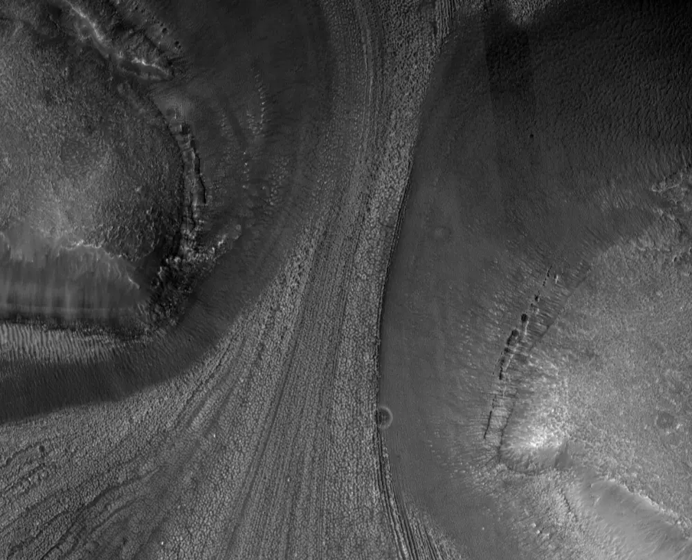 NASA拍到火星古代冰川移动时留下的地质痕迹