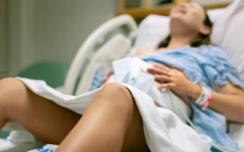 印度男子看YouTube视频为妻子接生 害死妻子面临牢狱之灾