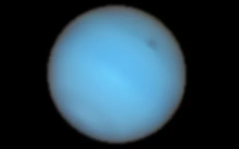 地面望远镜首次看到海王星大气黑斑 直径15000公里