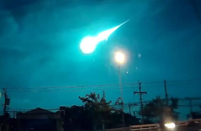 美国上空巨型火球坠落时速88500公里 NASA称是火流星