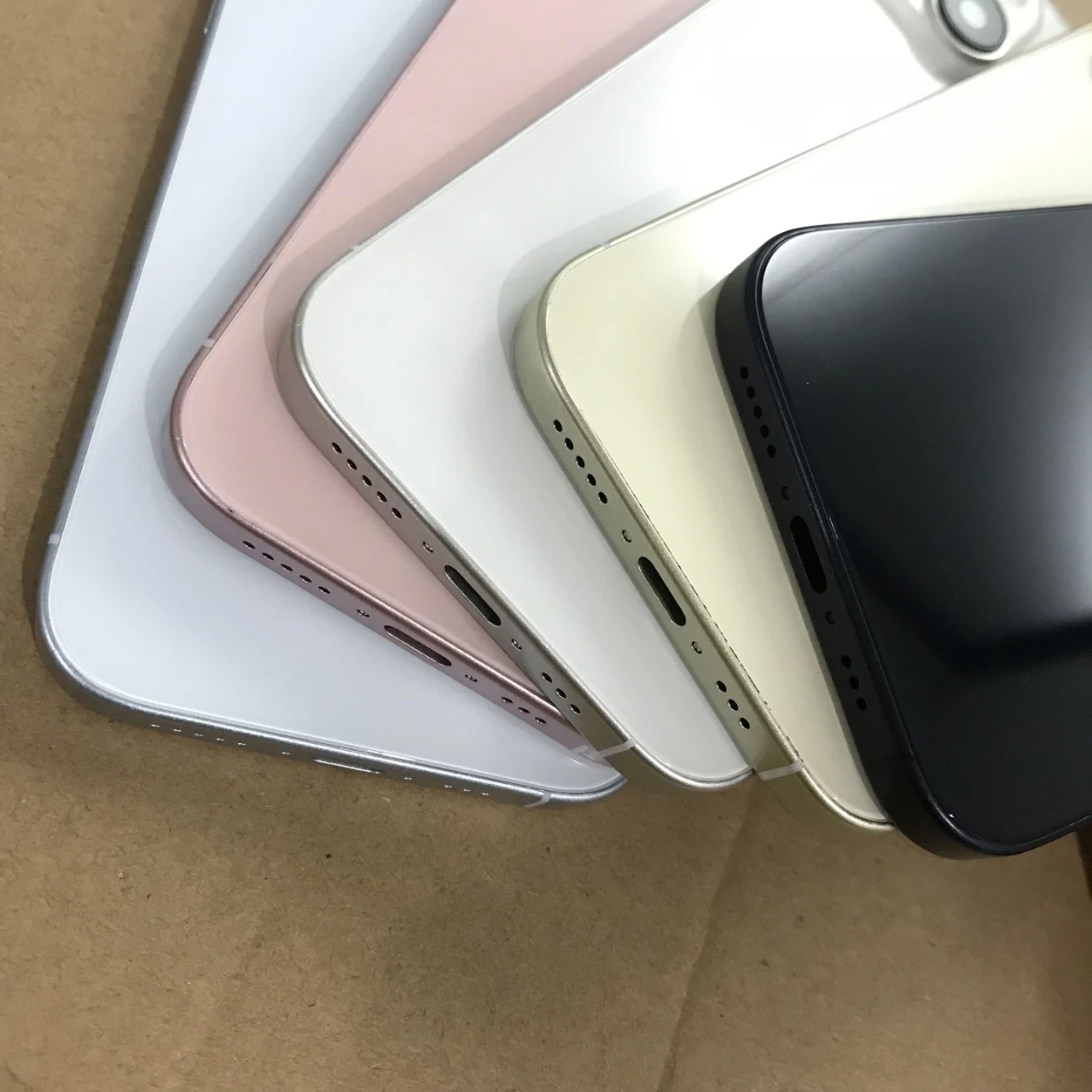 Apple iPhone 15/15 Pro新机模型曝光配色（苹果新机图赏）