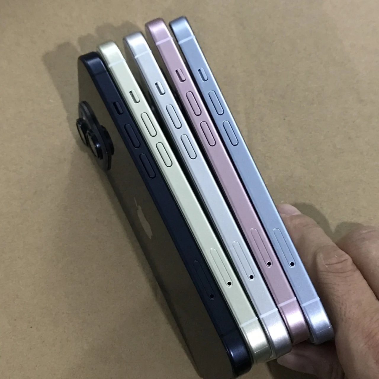 Apple iPhone 15/15 Pro新机模型曝光配色（苹果新机图赏）
