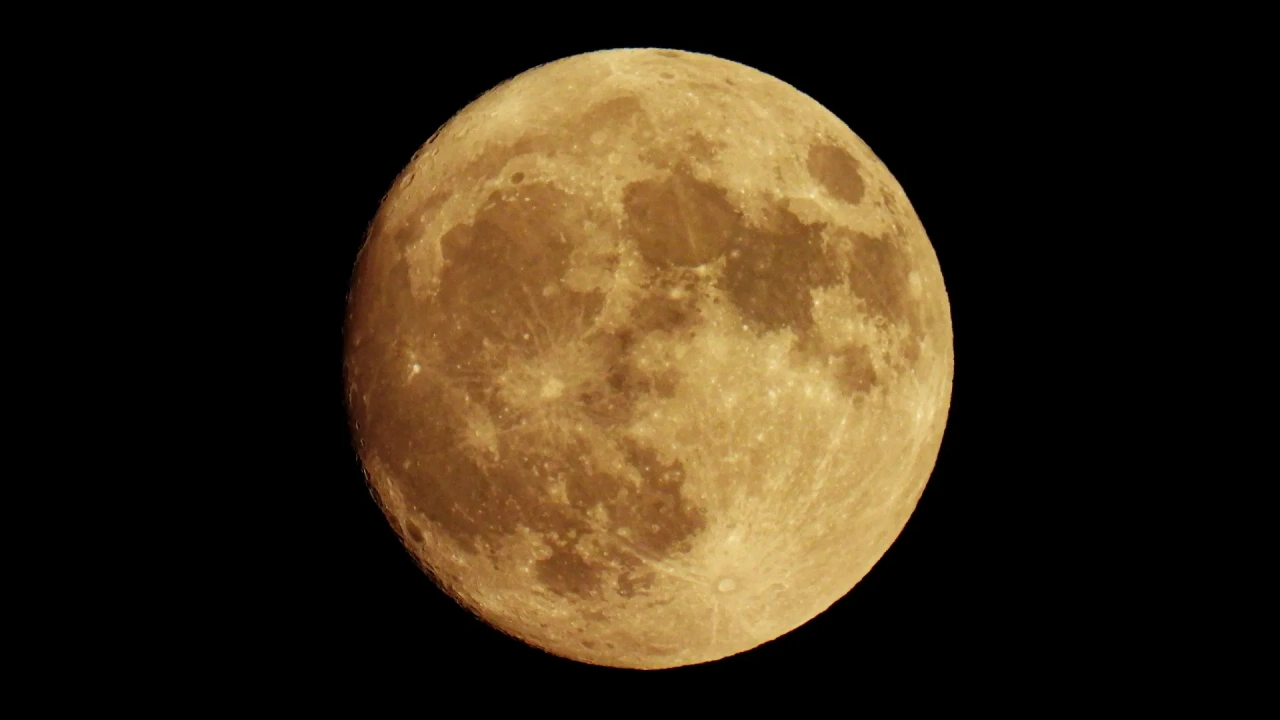 天文爱好者快看超级蓝月亮升起 NASA称二十年一次