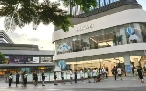 全国多地华为门店抢购Mate60