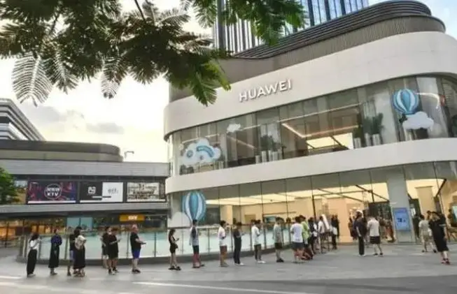 全国多地华为门店抢购Mate60