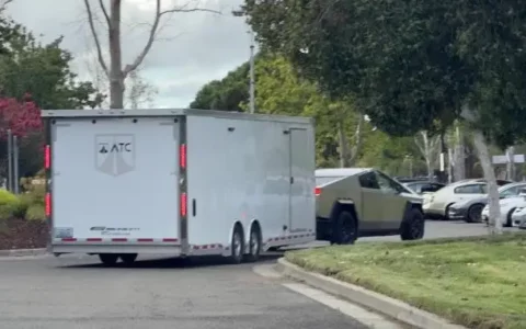 特斯拉赛博卡车被发现拖着一辆大拖车