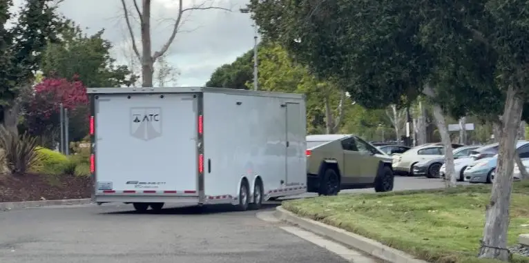 特斯拉赛博卡车被发现拖着一辆大拖车
