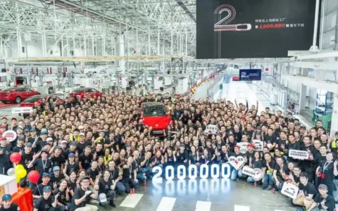 特斯拉上海工厂第200万辆电动汽车下线