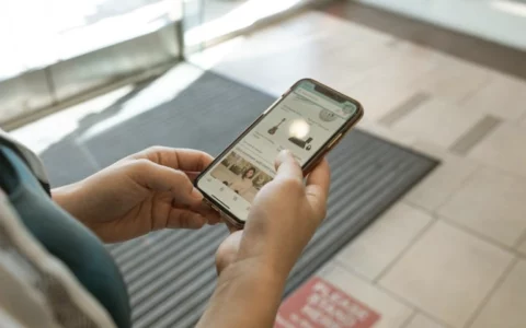 苹果新 iPhone 专利获批：检测屏幕是否贴膜，动态改善显示输出