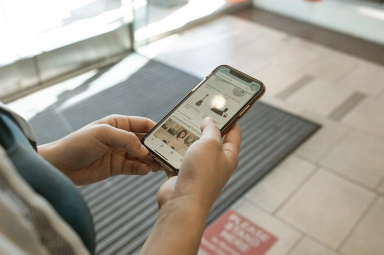 苹果新 iPhone 专利获批：检测屏幕是否贴膜，动态改善显示输出