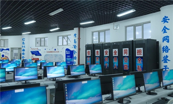 飞腾CPU助力全国数十所学校点亮信息科技“开学第一课”