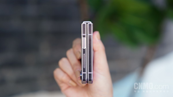 三星Z Flip5采用无缝隙设计 三星Z Flip5采用无缝隙设计