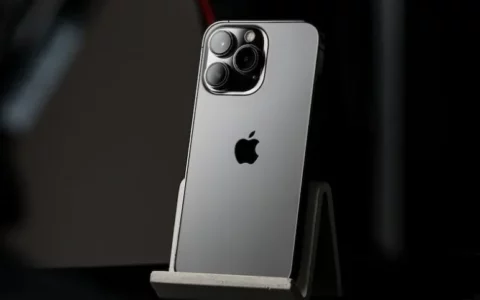 iPhone 15真机上手体验   最大亮点是手机更快、更轻