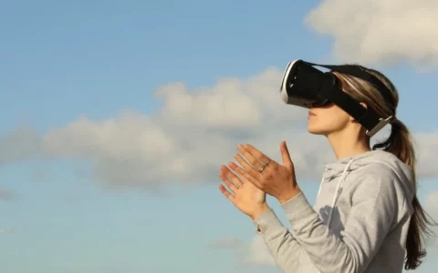 库克：苹果首款混合现实头显Vision Pro有望明年初发货
