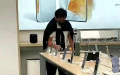 成龙大哥没买到的华为Mate X5折叠屏手机究竟怎么样？