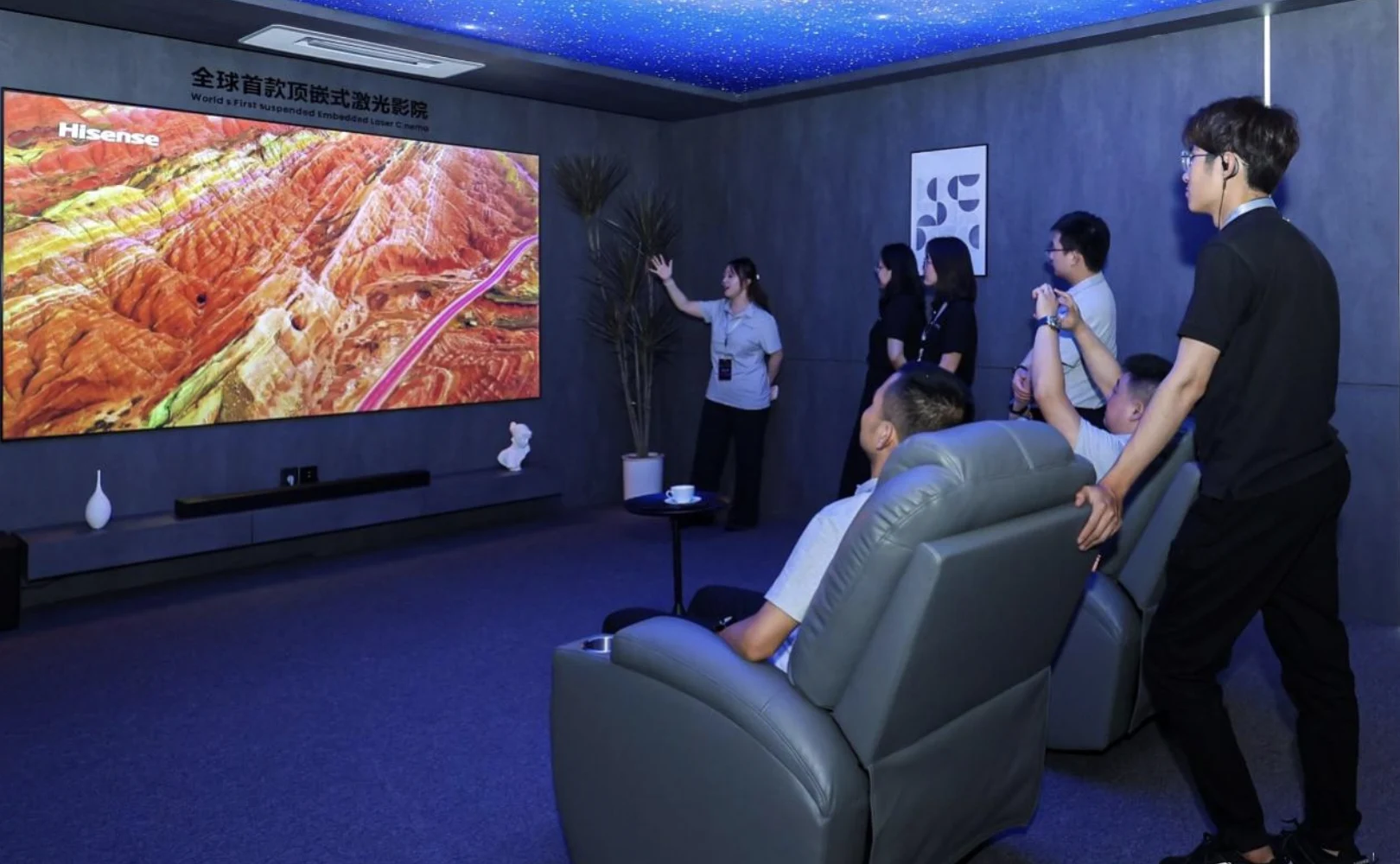 业界首创！海信发布全球首款120吋可折叠激光电视