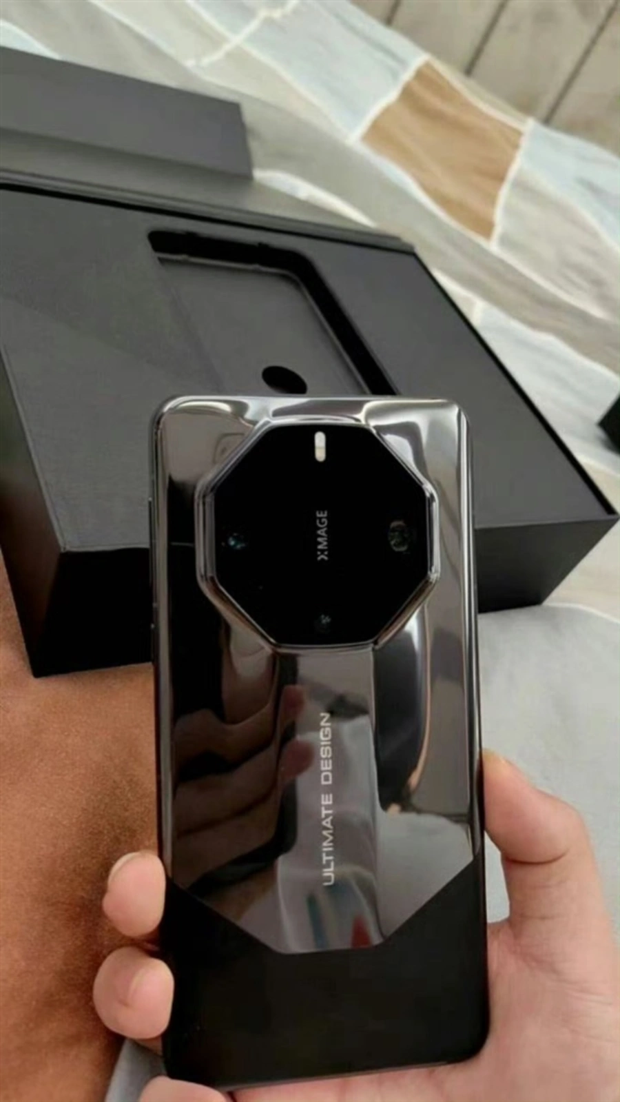 HUAWEI华为Mate 60 RS真机泄露 售价万元对标苹果iPhone 15 Pro Max