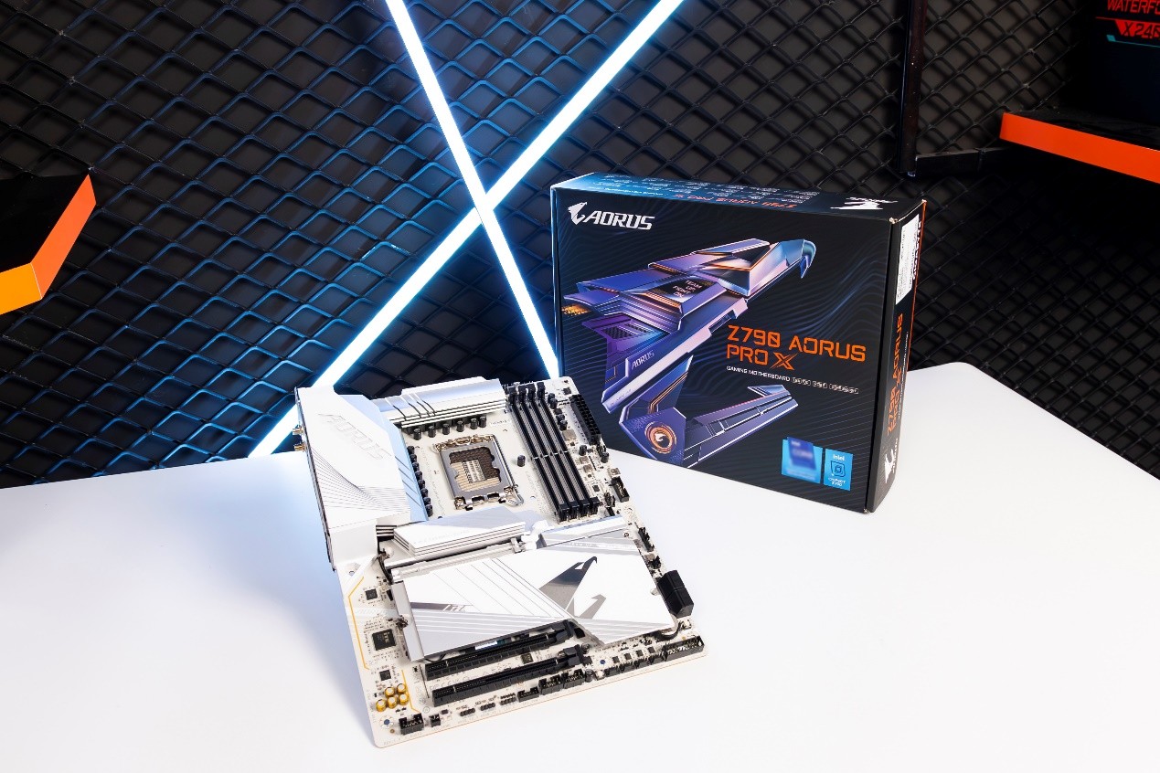 买主板可免单!技嘉AORUS助阵WBG出征S13