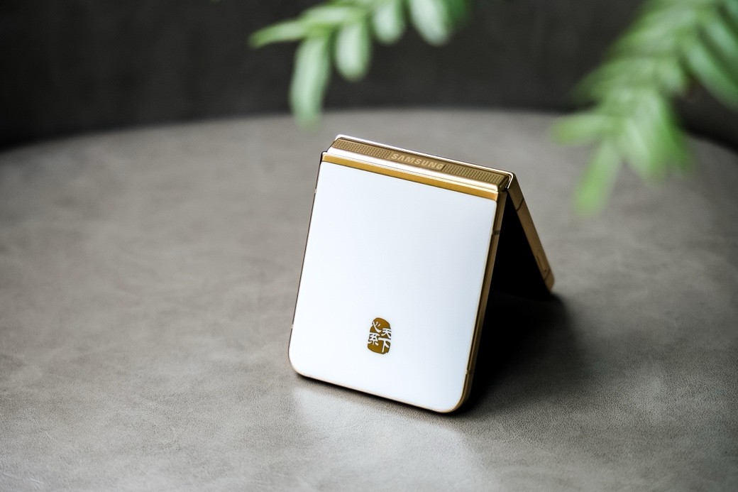 心系天下三星W24 | W24 Flip:以匠心品质承载人文底蕴