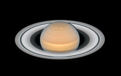 巨大的卫星碰撞可能产生了土星标志性的光环