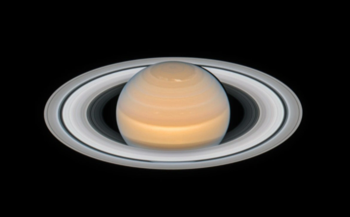 巨大的卫星碰撞可能产生了土星标志性的光环