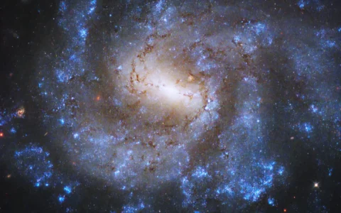 NASA哈勃太空望远镜拍摄距离地球5800万光年波江座NGC 685迷人星系