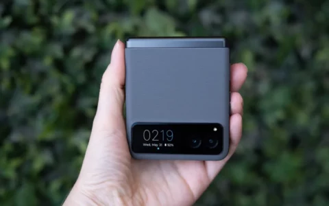 摩托罗拉Motorola Razr可折叠手机10月19日美国发售699.99美元