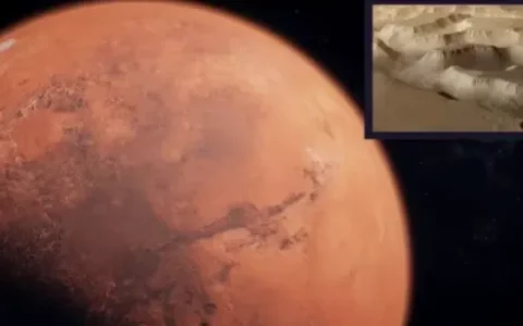 ESA欧洲航天局展示了其火星快车飞越火星“夜间迷宫”的视频非常震撼