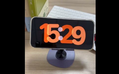升级iOS 17后，如何触发和使用待机显示功能？