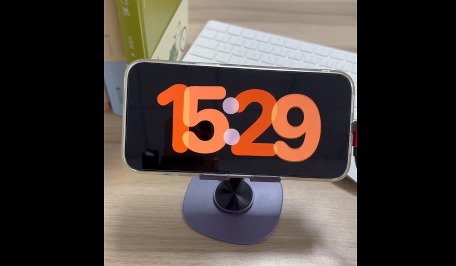 升级iOS 17后，如何触发和使用待机显示功能？