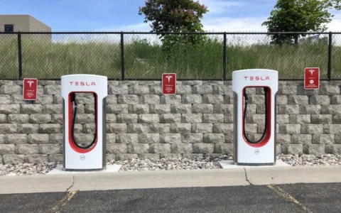 Tesla特斯拉美国首个V4超级充电桩已开通