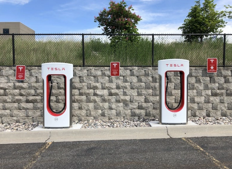 Tesla特斯拉美国首个V4超级充电桩已开通