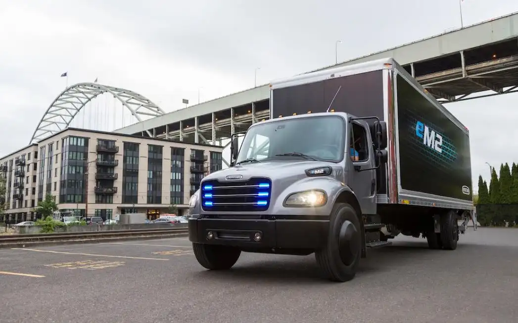 戴姆勒Daimler开始生产Freightliner eM2电动卡车