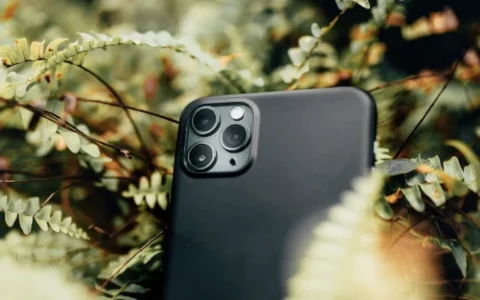 苹果客服回应 iPhone 15 手机玻璃背板易碎：确实可能存在该问题