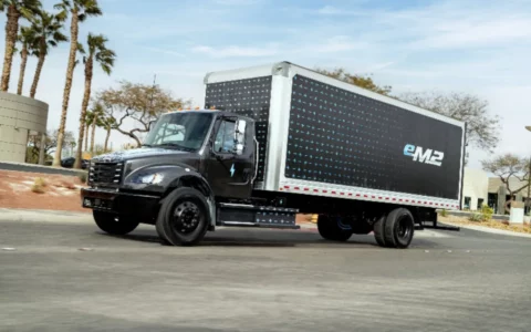 戴姆勒卡车北美公司开始量产纯电车型Freightliner eM2续航180英里