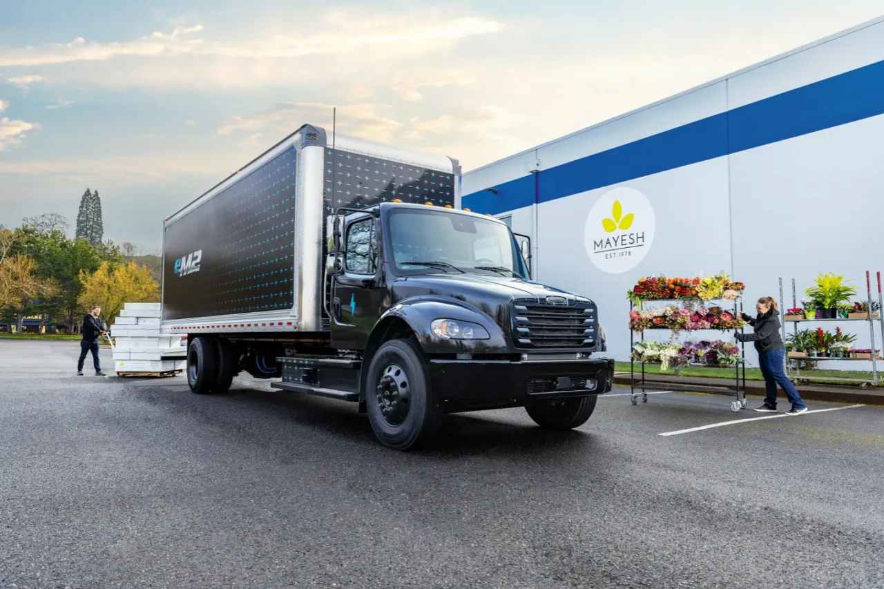 戴姆勒卡车北美公司开始量产纯电车型Freightliner eM2续航180英里