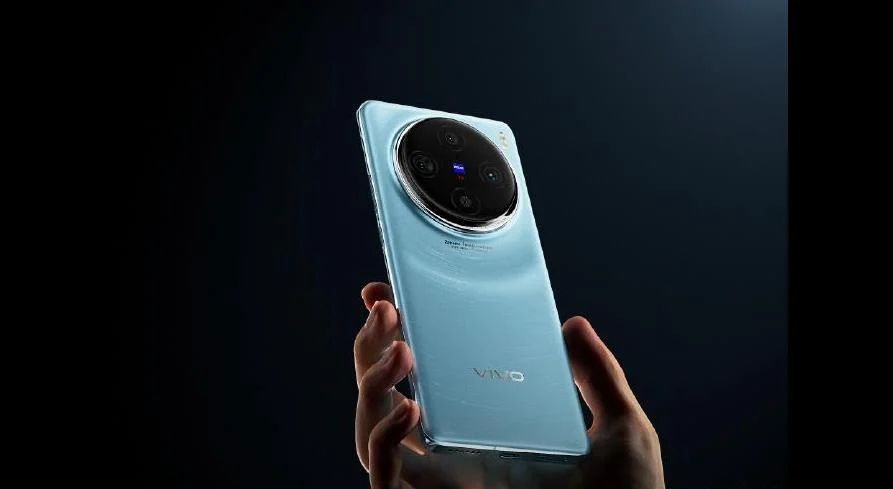 vivo X100系列手机蓝色款外观公布 采用居中大圆环相机模组