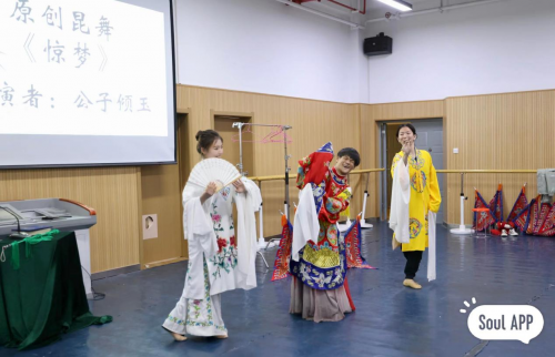 脑瘫小伙学昆曲，坐着轮椅去旅行......Soul上那些“重启人生”的95后们