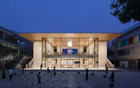 苹果中国官方直营店首次宣告iPhone 15系列降价 放出最高800元优惠券