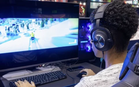 Samsung Odyssey Neo G7 4K UHD曲面游戏显示器在美国amazon优惠245美元   现在只需846美元