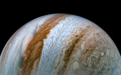 NASA朱诺号探测器揭示，木星的大气风暴深入到行星内部
