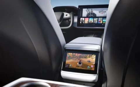 特斯拉Tesla发布更新：提供激活自动驾驶仪/FSD和独立后座音频的新方法