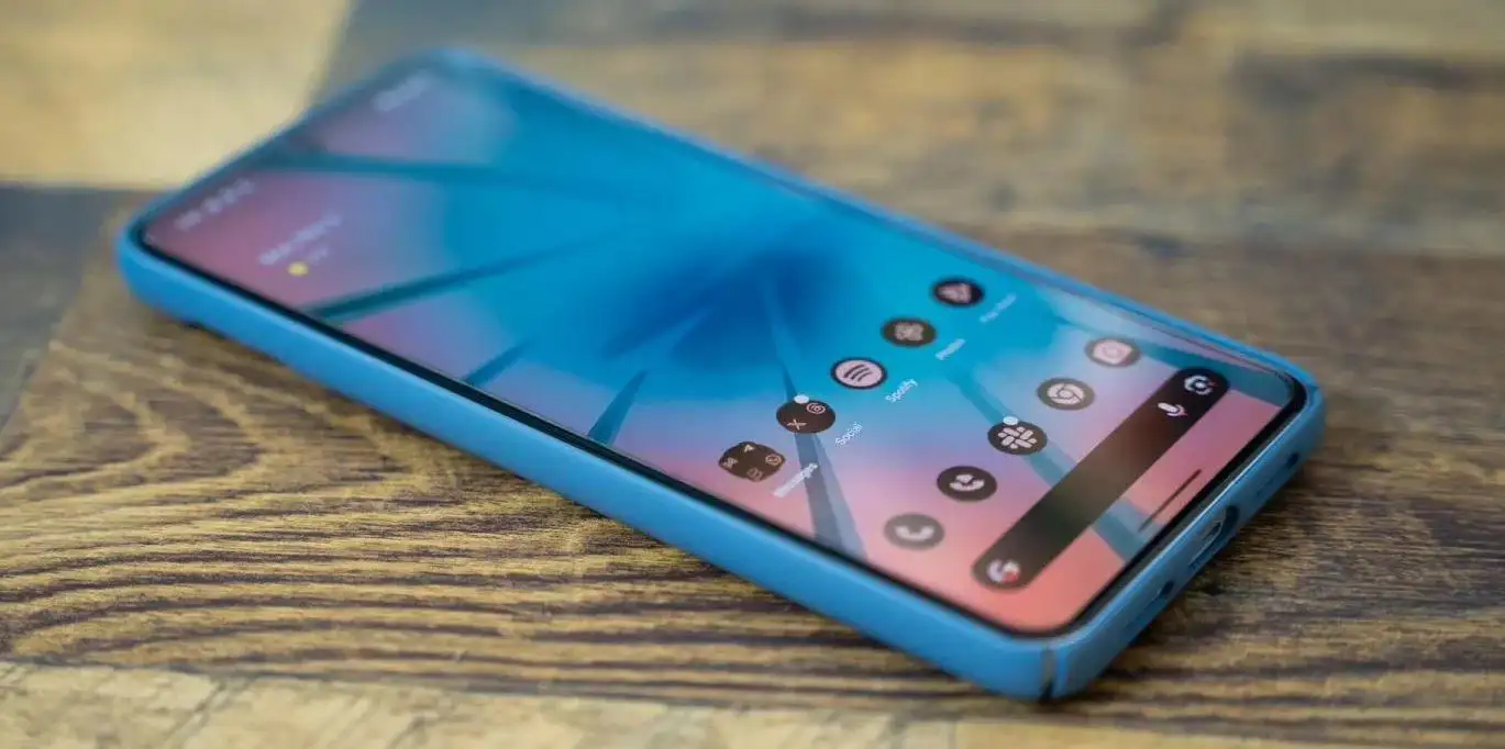 部分用户吐槽谷歌Google Pixel 8 Pro屏幕边缘出现圆点凸起